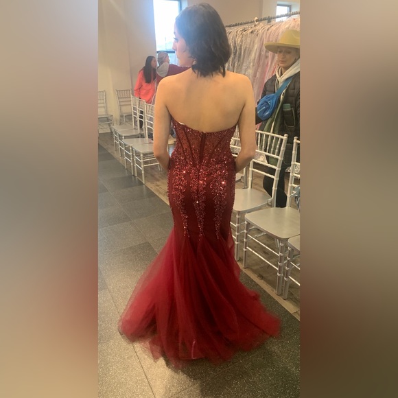 Beautiful burgundy prom dress size 4 never worn! - Picture 2 of 3